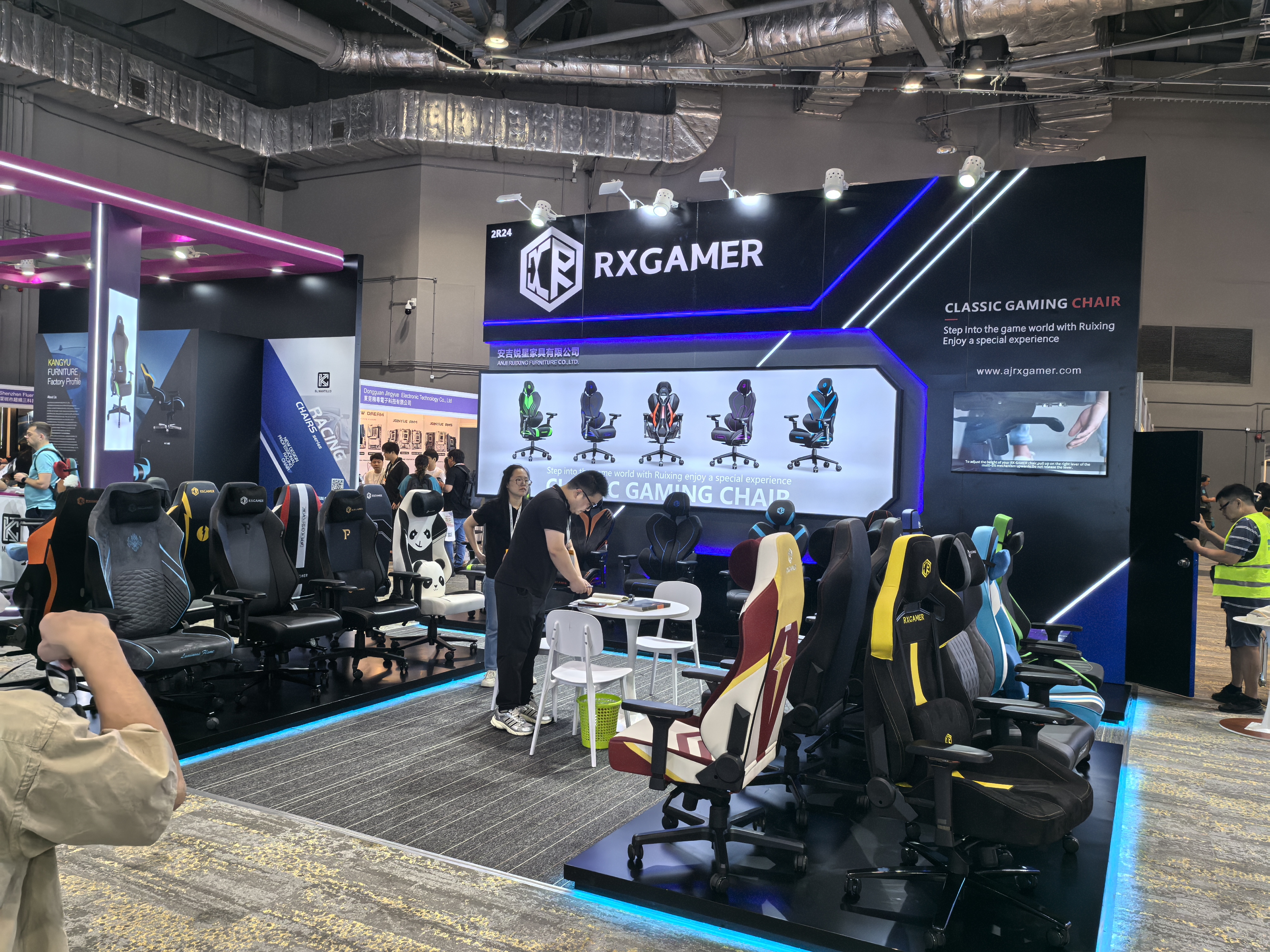 Furnitur Anji Ruixing Bersinar di Pameran Elektronik Hong Kong (Musim Gugur) dengan Sukses Besar